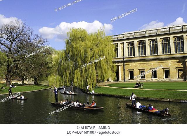 England, Cambridgeshire, Cambridge. Punting on the River Cam by the Wren Library at Trinity College