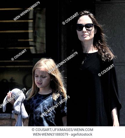 Angelina Jolie enjoys Fourth of July with Vivienne by going grocery shopping Featuring: Angelina Jolie, Vivienne Jolie-Pitt Where: Los Angeles, California