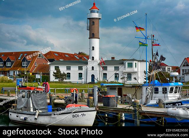 der Leuchtturm am Hafen von Timmendorf Strand auf der Ostsee-Insel Poel the lighthouse at the harbour of Timmendorf Strand on the island of Poel in the Baltic...