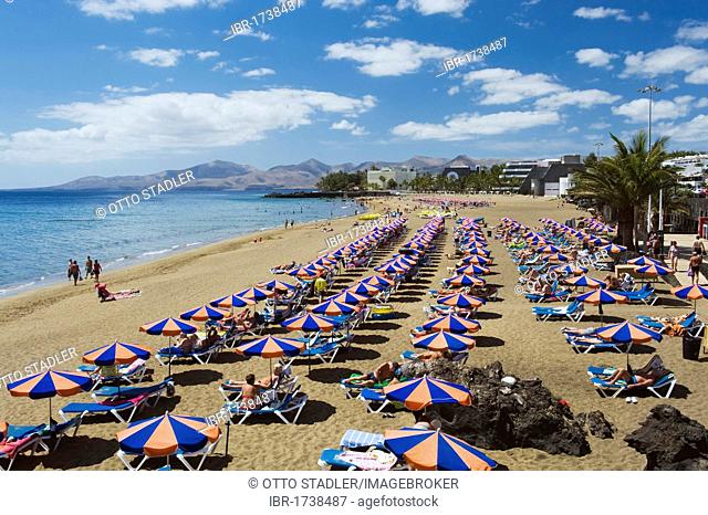 Beach umbrellas on the sandy beach, Playa Grande, Puerto del Carmen, Lanzarote, Canary Islands, Spain, Europe