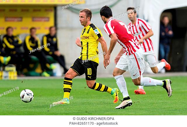Dortmunds Mario Goetze (l) und Bilbao's Javier Boveda vie for the ball during the friendly soccer match between Borussia Dortmund and Athletic Bilbao in St