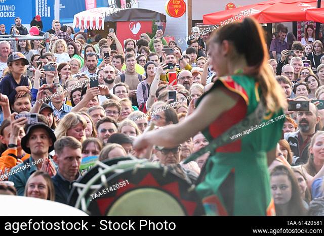 RUSSIA, MOSCOW - AGOSTO 27, 2023: La gente asiste a un concierto del grupo de tambores japonés Taiko Nobushi como parte del programa de calles Moscú del...