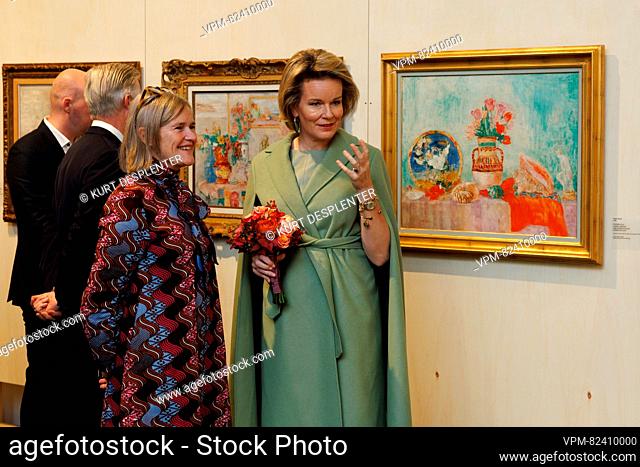 La reina Mathilde de Bélgica se fotografió durante una visita real a la exposición 'Rose, Rose, Rose a mes yeux. James Ensor y la vida en Bélgica de 1830 a...