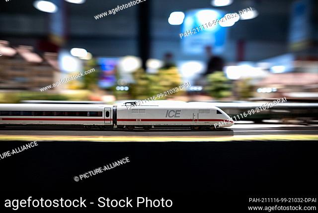 16 November 2021, North Rhine-Westphalia, Dortmund: An ICE model travels along a track. The Dortmund fair and the Federal Association of the Toy Retail Trade...
