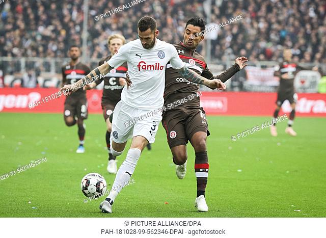 28 October 2018, Hamburg: Soccer: 2nd Bundesliga, FC St. Pauli - Holstein Kiel, 11th matchday in Millerntorstadion. St. Paulis Sami Allagui and Kiel Arne Sicker...