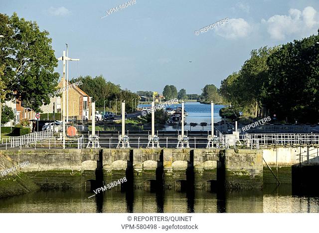 Nieuwpoort - 03 october 2016 Le pont Albert, la rotonde, la patte d'oie, le port de plaisance le long de l'Yser a Nieuport Albertbrug, oorlogsmonumenten