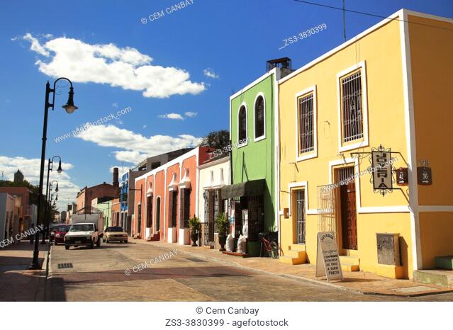 Vistas a los edificios coloniales en el centro histórico, Valladolid, provincia de Yucatán, México, América Central