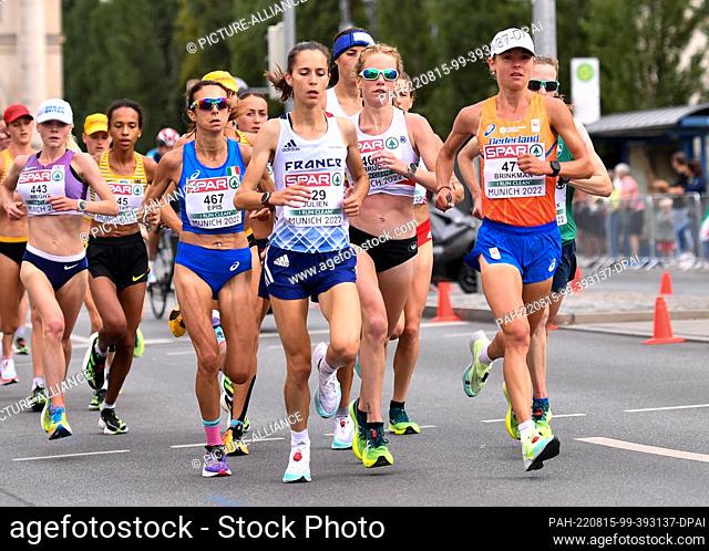 15 August 2022, Bavaria, Munich: Athletics: European Championships, European Championship, Marathon Women: The women's field led by Nieke Brinkman of the...