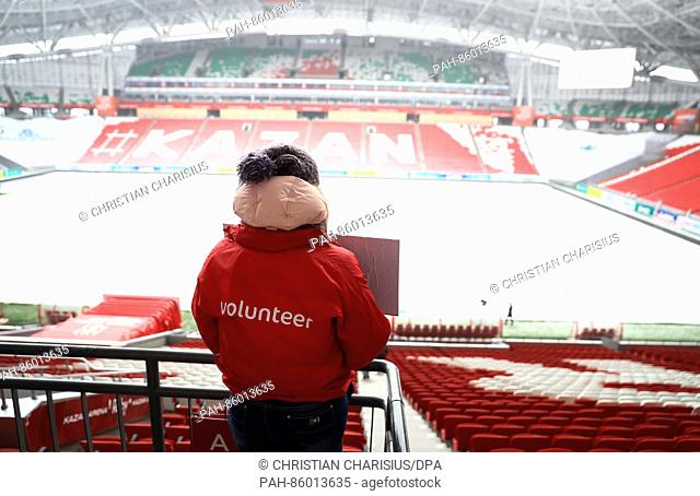 Ein Volunteer steht am 26.11.2016 in Kasan, Russland, bei einer Media-Tour im Kazan Arena Stadion. Am Abend findet in der Tennisakademie von Kasan die Auslosung...