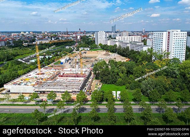 23 August 2023, Saxony, Leipzig: Construction work on the ""Campus Dösner Weg"" community school in the south of Leipzig is progressing