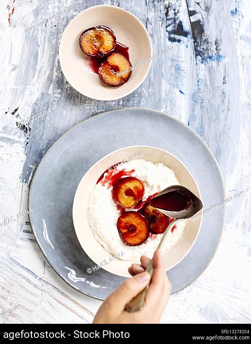 Oven-baked plums on semolina pudding