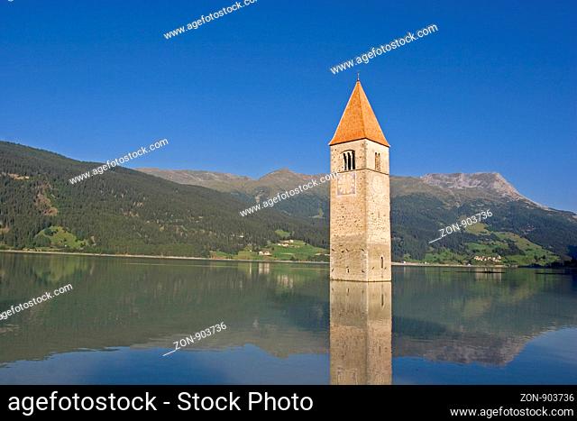 Der vielfotographierte Glockenturm der alten Grauner Dorfkirche inmitten des Reschensees