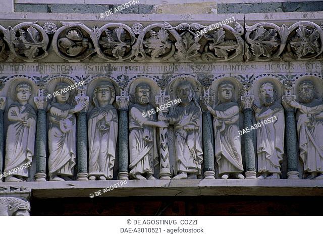 Jesus offering the keys to Saint Peter, surrounded by the Virgin and the Apostles, relief from the workshop of Guido da Como, architrave of the central portal