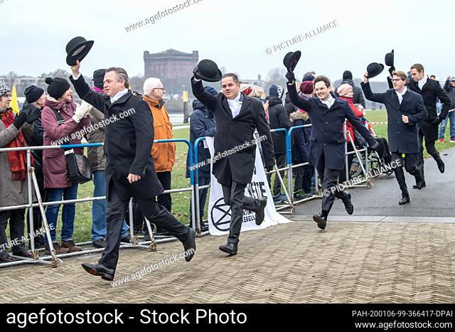06 January 2020, Bremen: The novices run over the Easter dike and wave their melons. The custom of the Bremen ice betting goes back to Bremen merchants who in...