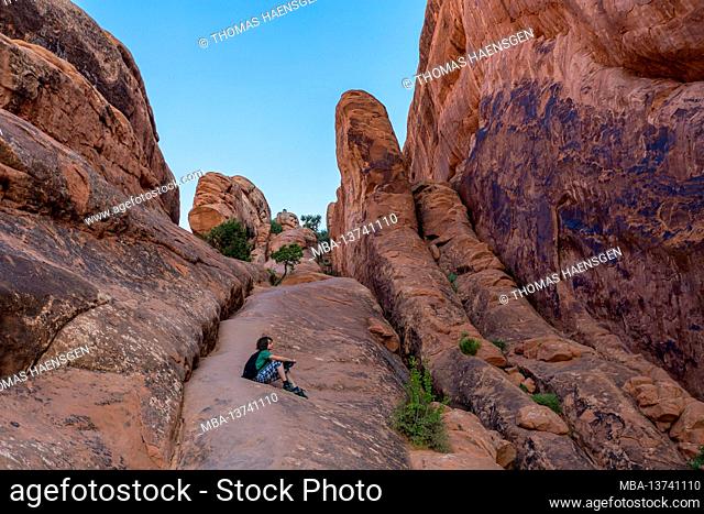 Adventure waits for sightseers, hikers, and thrill-seekers in Devils Garden – one of the premier locations in the park. Here you’ll find arches, spires