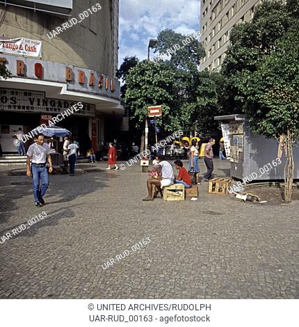 Platz mit Kino in der Stadt Belo Horizonte, Brasilien Anfang 1990er Jahre. Square with a cinema at Belo Horizonte, Brazil early 1990s