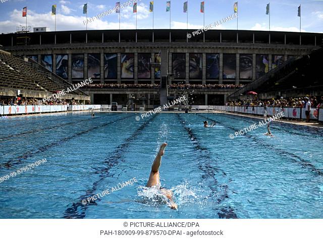 08.09.2018, Berlin: A synchronized swimmer shows figures in the water at the two-day music festival Lollapalooza in the summer pool Olympic Stadium on the...