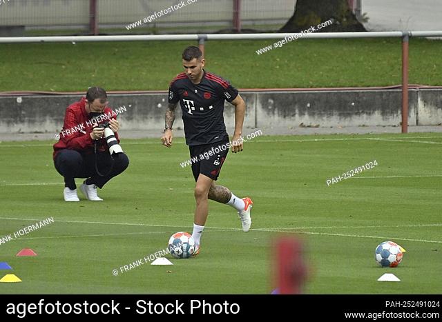 Lucas HERNANDEZ (FC Bayern Munich) on the ball during build-up training. FC Bayern Munich. Training on Saebener Strasse. Soccer 1