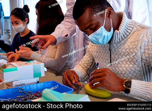 5th year students during a sewing workshop. The students learn the gestures of suturing on false epidermis or bananas