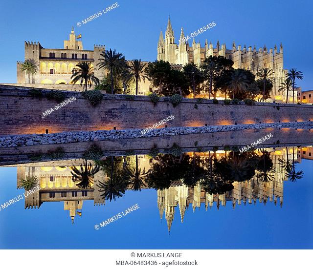 Cathedral La Seu and king's palace Palau d'Almudaina in the sea park Parc de la Mar, Palma de Majorca, Majorca, the Balearic Islands, Spain