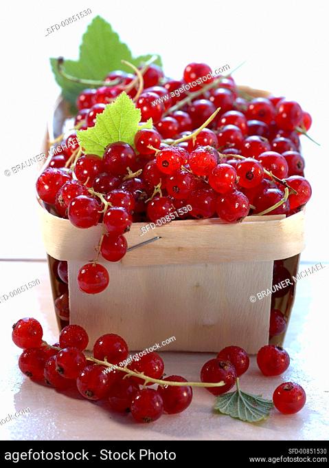 Redcurrants in a wooden basket