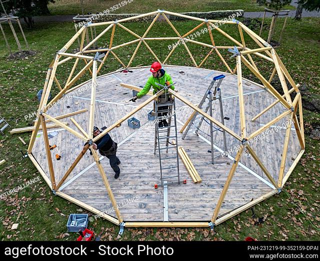 19 December 2023, Saxony-Anhalt, Bad Dürrenberg: Workers erect a geodesic dome, a so-called Buckminster Fuller Dome, on the grounds of the State Garden Show...