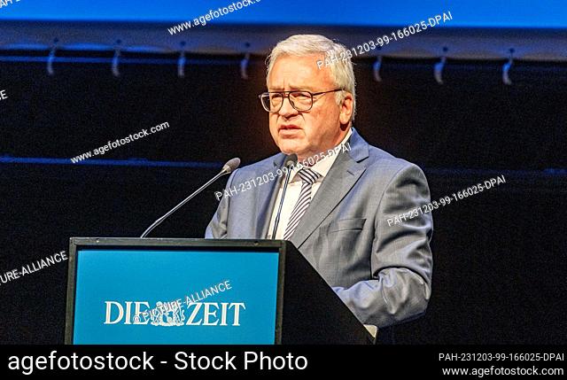 03 December 2023, Hamburg: Matthias Naß, International Correspondent of DIE ZEIT, opens the award ceremony of the Marion Dönhoff Prize 2023 with his speech