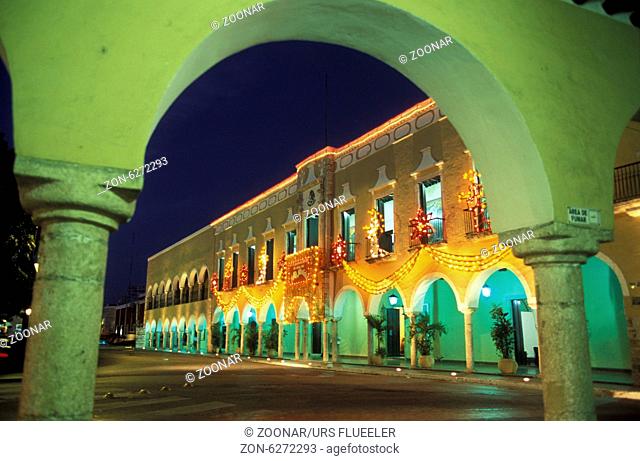 Der Parque Francisco Canton Rosado in der Daemmerung in der Altstadt Valladolid in der Provinz Yucatan in Mexiko