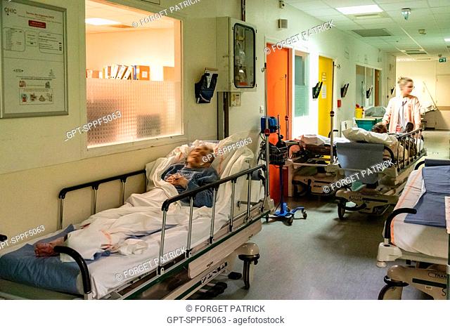OVERLOAD AND CROWDING, PATIENTS WAIT IN THE CORRIDOR, EMERGENCY ROOM OF THE INTER-COMMUNAL HOSPITAL OF ALENCON-MAMERS, ALENCON (61), FRANCE