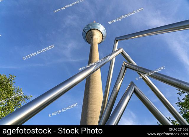 Fernsehturm Rheinturm und Energie-Pyramide am Parlamentsufer, Landeshauptstadt Duesseldorf, Nordrhein-Westfalen, Deutschland