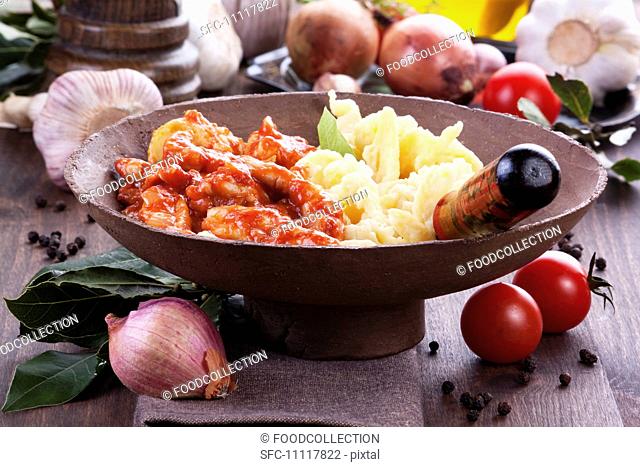 Tomato and chicken fricassee with pasta