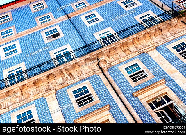 Nahaufnahme einer historischen Gebäudefassade in Porto's Altstadt mit den typischen, blauen Azulejo-Keramikfliesen, diagonaler Ausschnitt