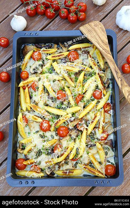 Swabian cuisine, Bubaspitzle with vegetables from the oven, potato dough, Schupfnudeln, potato noodles, gratinated oven vegetables, grated cheese