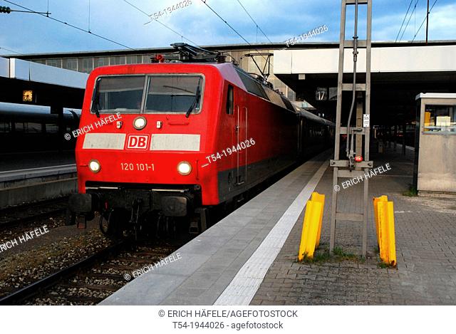Locomotive class 120 in Munich Hauptbahnhof