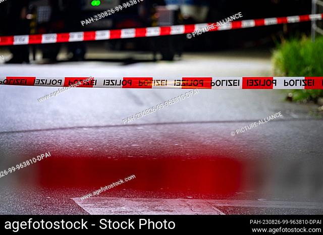26 August 2023, Hamburg: The crime scene is cordoned off with flutter tape. In the Hamburg district of Borgfelde, a man was hit by several shots in the street