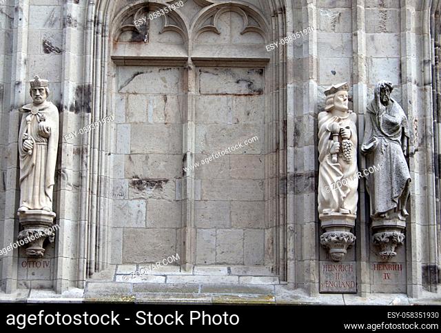 Links: Otto IV., Bildhauer: Olaf Höhnen, gestiftet: Jörg P. Schäfer, Köln Mitte: Heinrich II. England, Bildhauer: Dennis Thies, gestiftet: Wolfgang Trilsbach