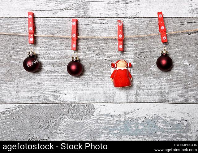 Verwitterte Holzwand mit Weihnachtsbaumschmuck - Weathered screen of boards with Christmas decoration