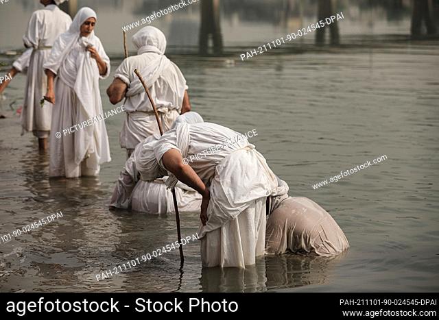 01 November 2021, Iraq, Baghdad: Members of the Mandaean community take part in a baptism ritual as they gather at the banks of the Tigris River to mark Eid...