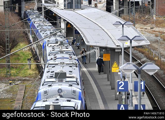 Outgoing, incoming train, regional train, meridian at Donnersberger Bruecke station, platform. Bayerische Oberlandbahn, DB, Die Bahn