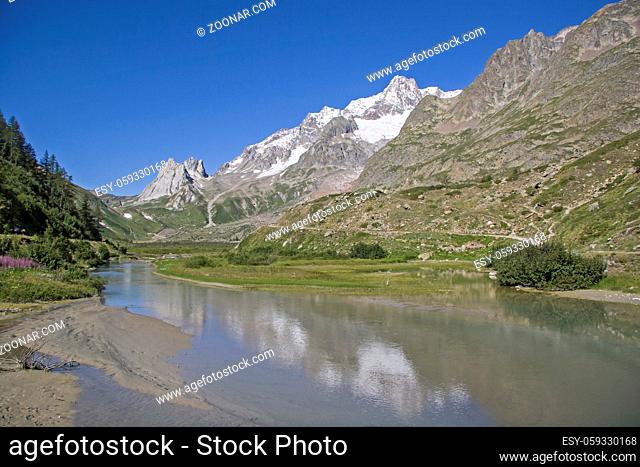 Kleiner Bergsee im idyllischen Val Veny zu Füßen des Monte Biancos