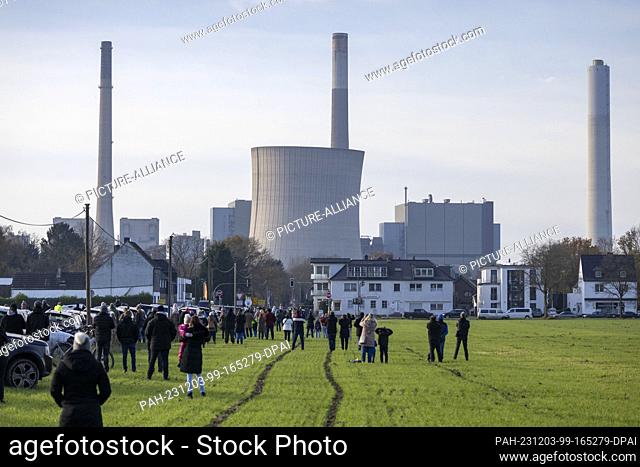 03 December 2023, North Rhine-Westphalia, Voerde: View of the 165-meter-high cooling tower of the RWE hard coal-fired power plant, which was shut down in 2017