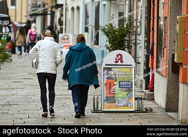 26 October 2020, Bavaria, Arnstorf: Passers-by walk through the city centre. In view of extremely increased corona numbers