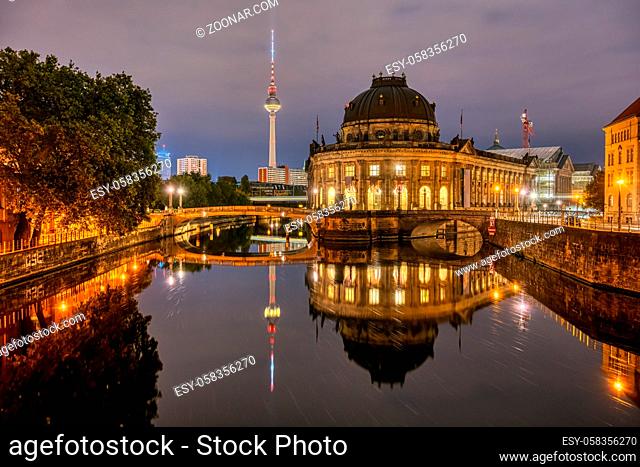 Das Bode-Museum und der Fernsehturm in Berlin bei Nacht