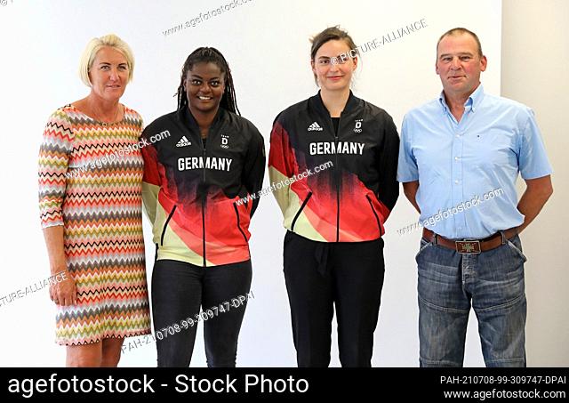 08 July 2021, Mecklenburg-Western Pomerania, Neubrandenburg: At the farewell ceremony for the Olympians, Astrid Kumbernuss (l-r), coach, Claudine Vita