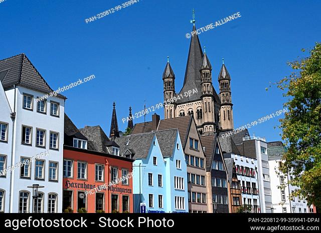 11 August 2022, North Rhine-Westphalia, Cologne: Gabled houses and in the background the church Gross Sankt Martin in the old town of Cologne Photo: Horst...
