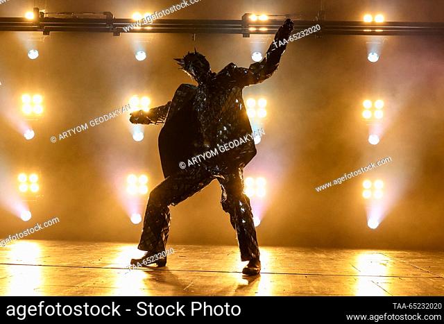 RUSSIA, MOSCOW - 26 de NOVIEMBRE, 2023: Actor Alexander Limin como el Hombre Espejo realiza durante una vista previa del espectáculo Sun Atom en el Teatro Oleg...