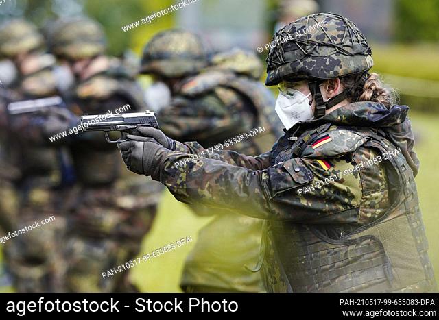 17 May 2021, Baden-Wuerttemberg, Bruchsal: Recruits practice using the P8 pistol at a firing range in the General Dr Speidel Barracks