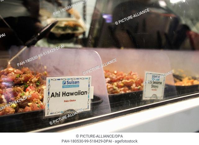 08 May 2018, US, Hawaii, Hilo: The fish salad «Ahi Hawaiian Poké» is offered for sale at Suisan Fish Market. Poké mainly consists of raw fish