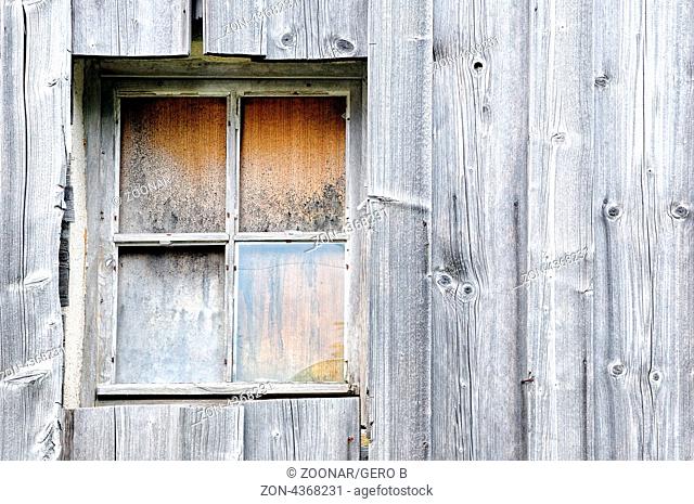 vernageltes Fenster mit Bretterwand, Wooden wall with closed window