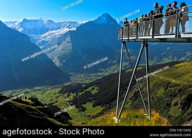 Aussichtsplattform mit Touristen hoch über dem Ort Grindelwald, hinten Eiger Nordwand, First Cliff Walk by Tissot, Grindelwald